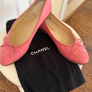 CHANEL Coral Pink Patent Leather CC Ballet Flats